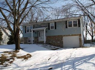 7311 Oakpark Dr, Newburgh, IN