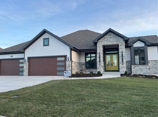 3023 NE 102nd St, Kansas City, MO 64155