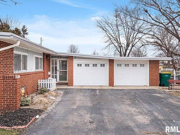 3rd image of 1121 Dayton Dr