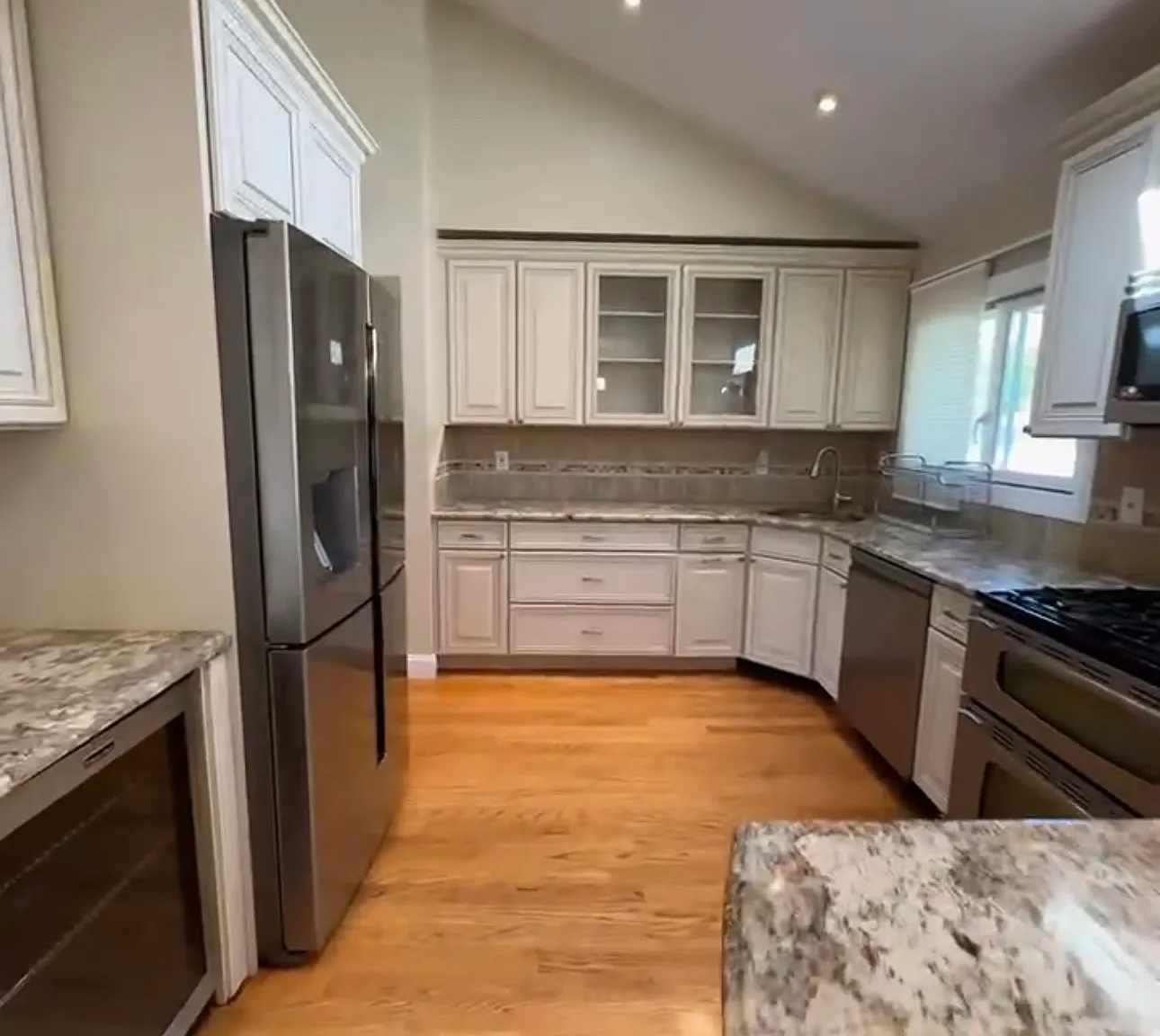 4 bed, $5,600 — Photo 1