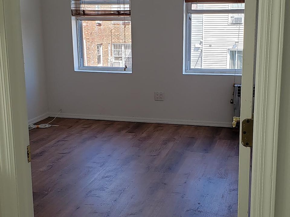 Room2 (13.5 x 9.5)