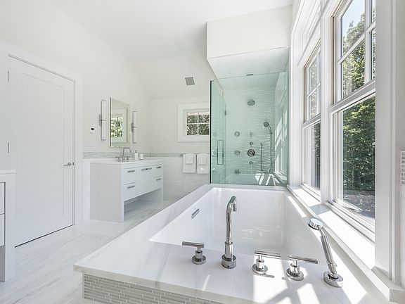 3rd image of 6 Surrey Ct