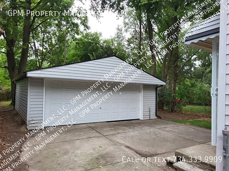 26011 Dartmouth St — Photo 2