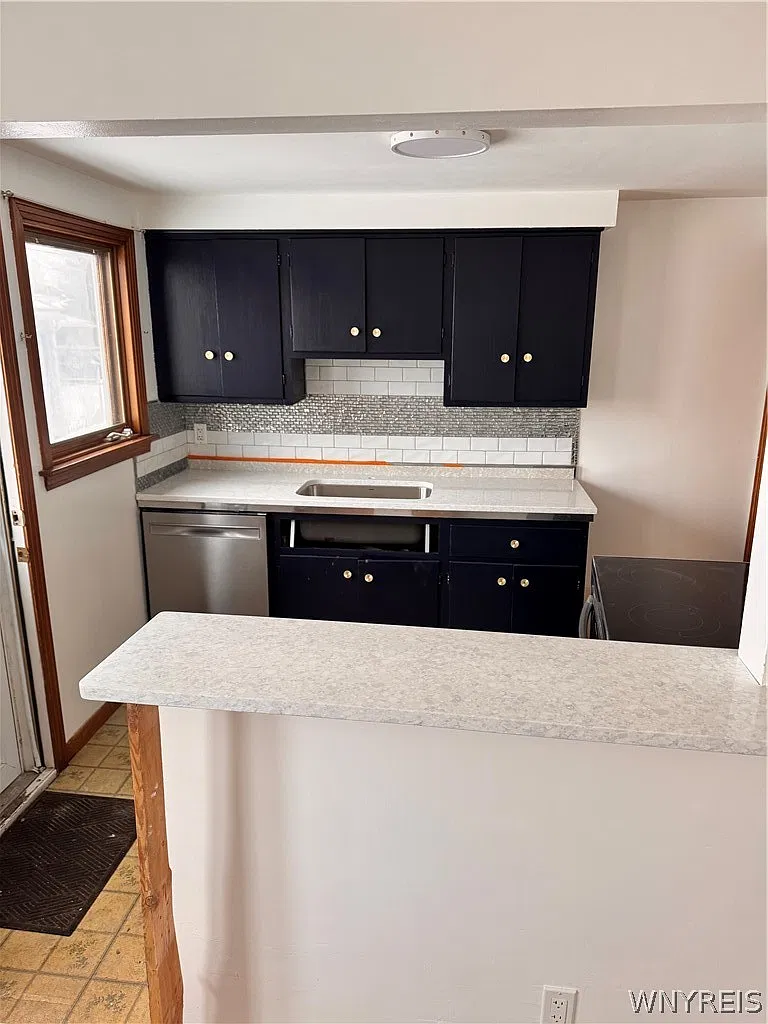 3 bed, 1.0 bath, 2016 sqft, $1,200 — Photo 2