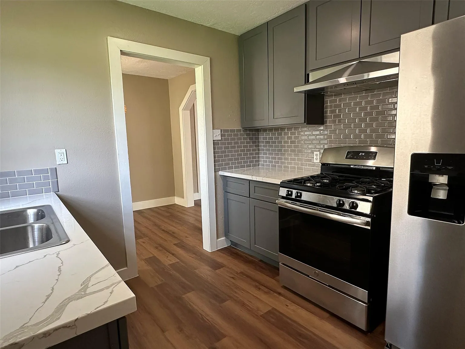 2 bed, 1.0 bath, 810 sqft, $2,200 — Photo 3