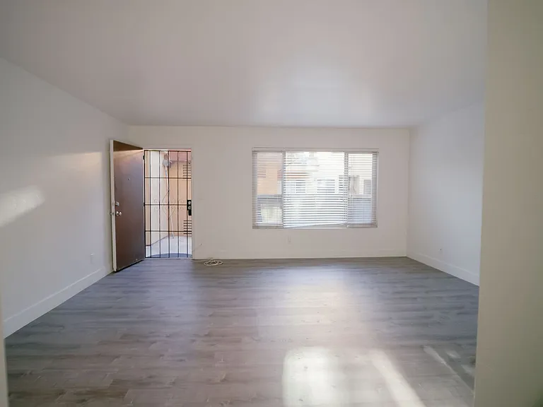 Parkway Plaza Apartments — Photo 29