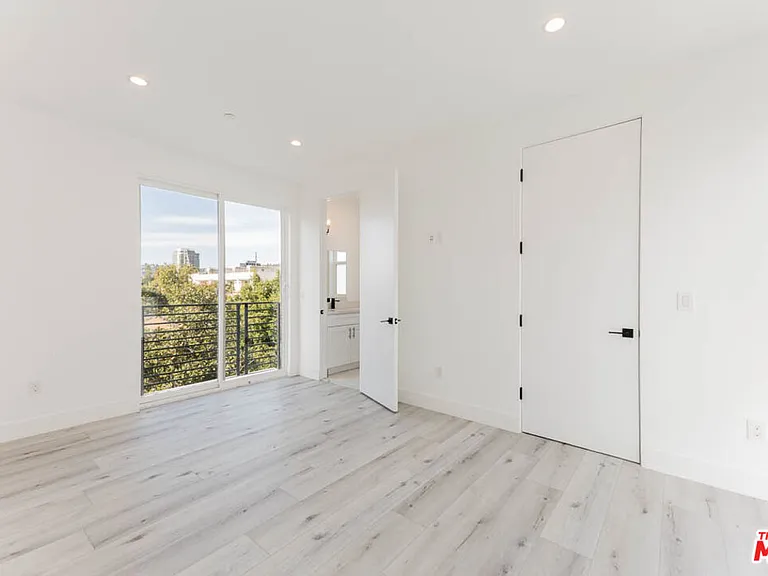 1238 1/2 N Beachwood Dr — Photo 11