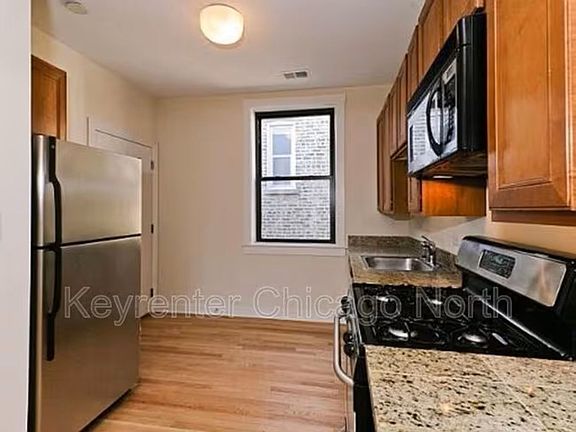 5th image of 907 W Cornelia Ave APT 3N