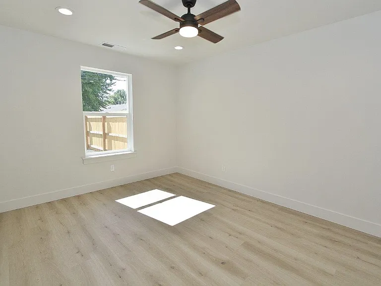 1115 S Commercial Ave #1 — Photo 10