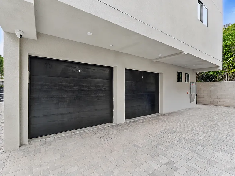 8236 1/2 Blackburn Ave — Photo 56