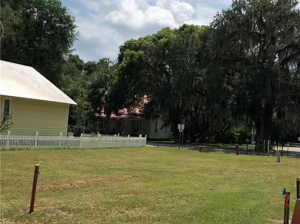 300 2nd St, Darien, GA 31305