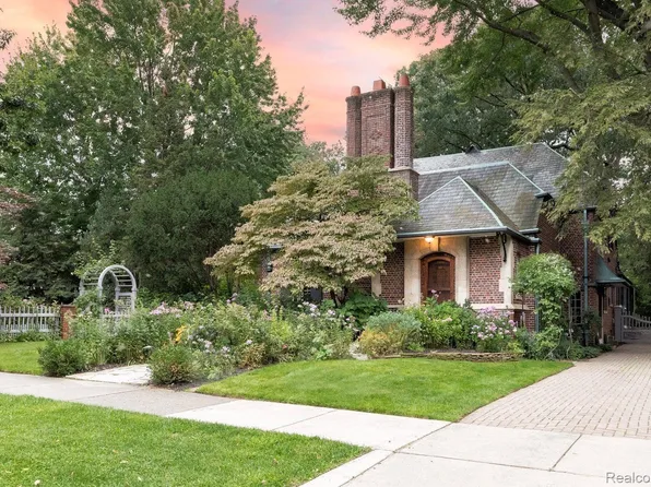 225 Touraine Rd, Grosse Pointe Farms, MI 48236