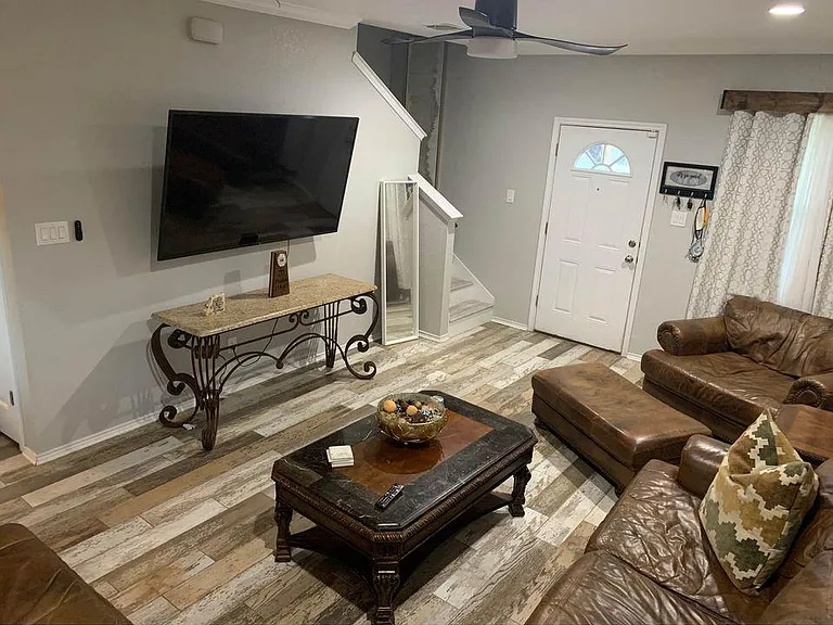 2801 Curtis Dr — Photo 4