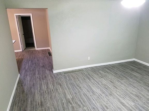 3rd image of 1019 W 1st St