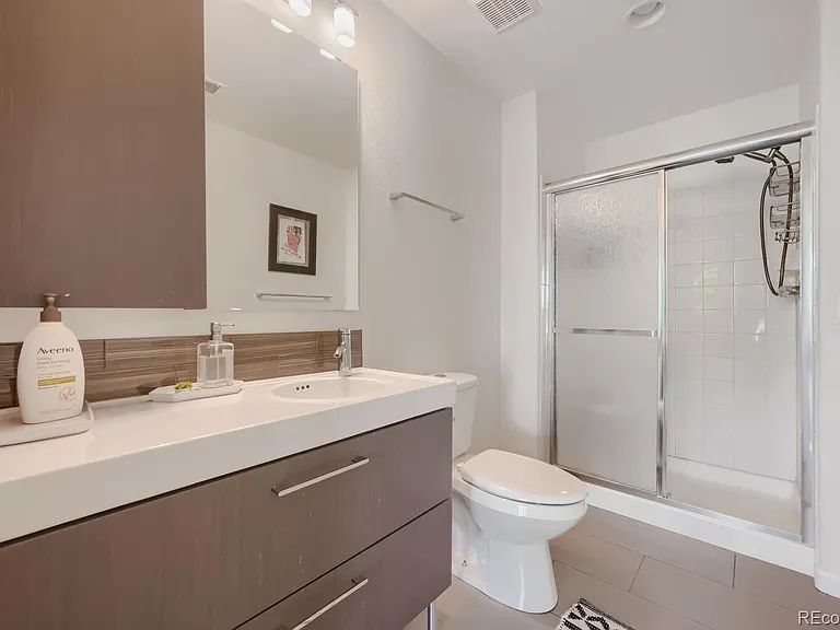 21037 E Nichols Pkwy — Photo 30