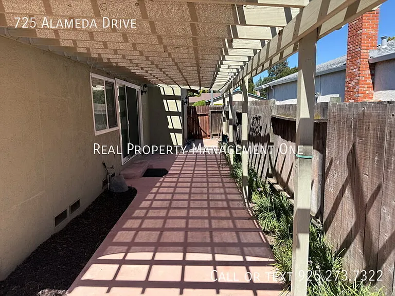 725 Alameda Dr — Photo 17