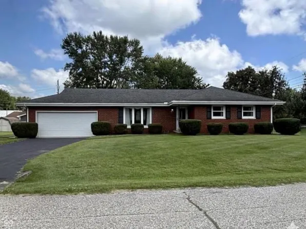 8136 E Hoover Dr, Seymour, IN 47274