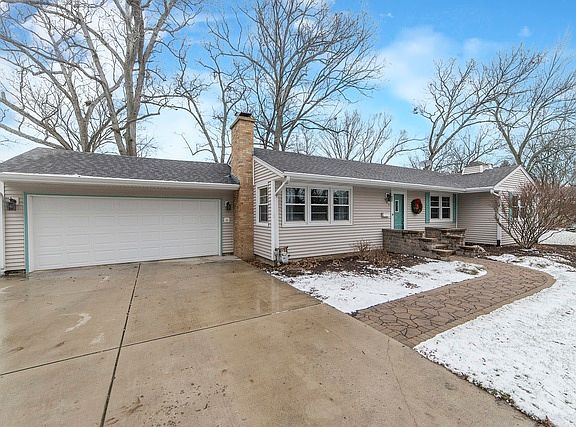 2nd image of 825 Woodlawn Dr