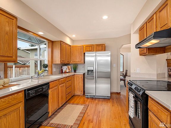 5th image of 930 224th Ct NE