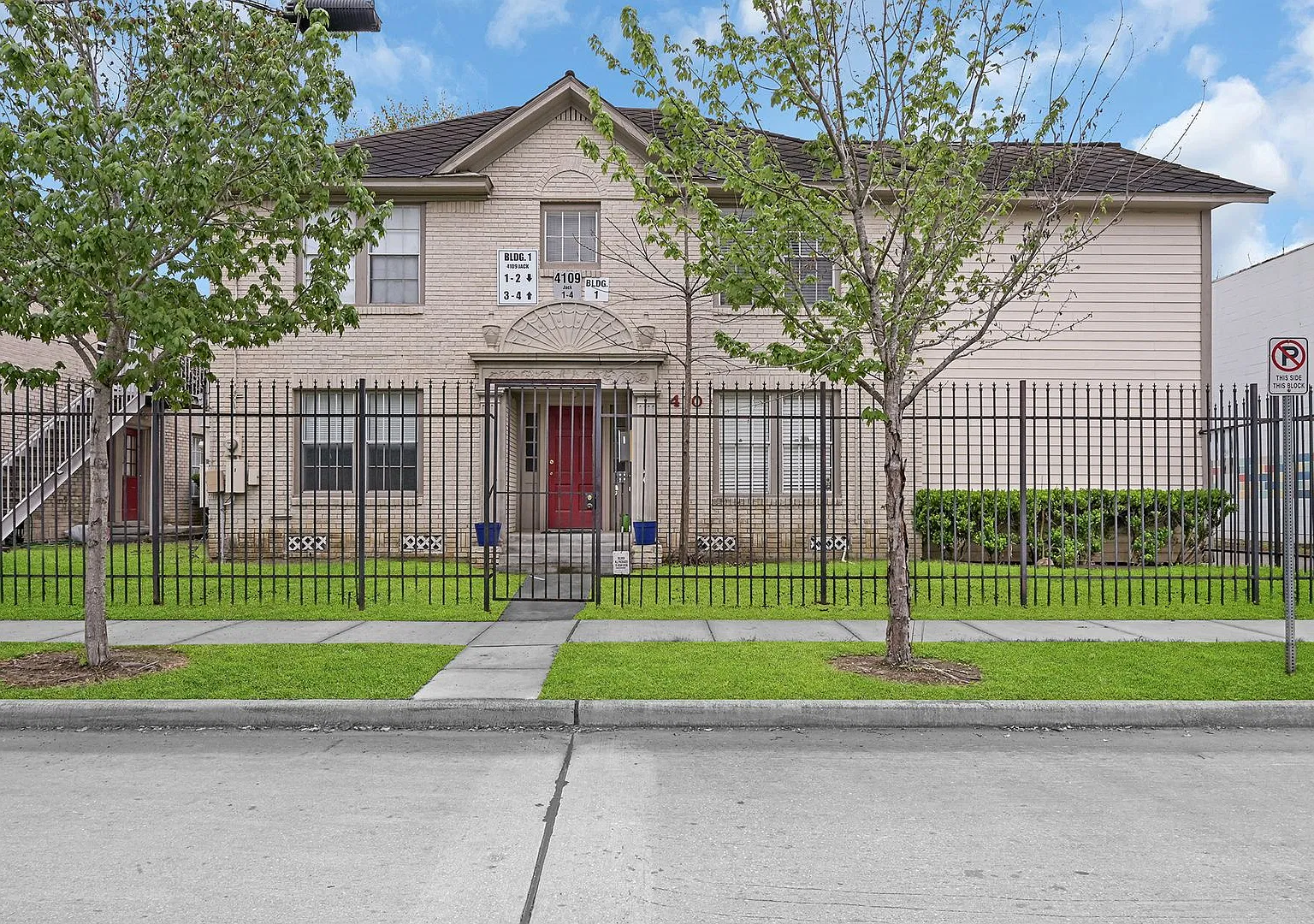 Perfect 2 Bed 1 Bath Home in Houston's Vibrant Hub! — Photo 3