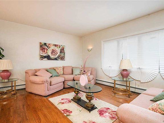 2nd image of 845 Glen Dr