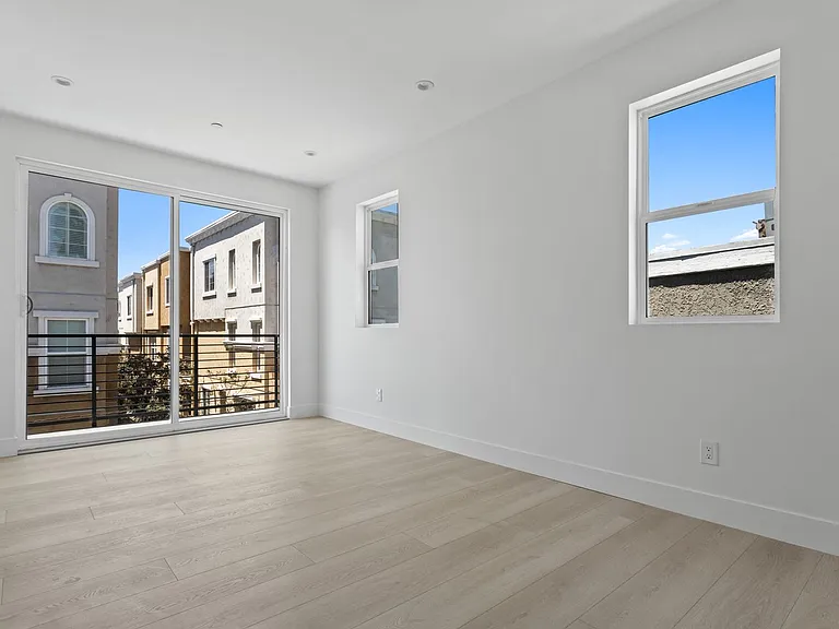 1815 Barry Ave — Photo 5