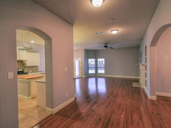 4th image of 305 Goldfield Ln