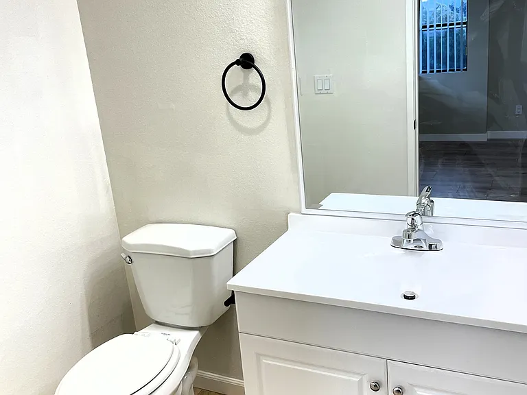 520 W Elk Ave #201 — Photo 14