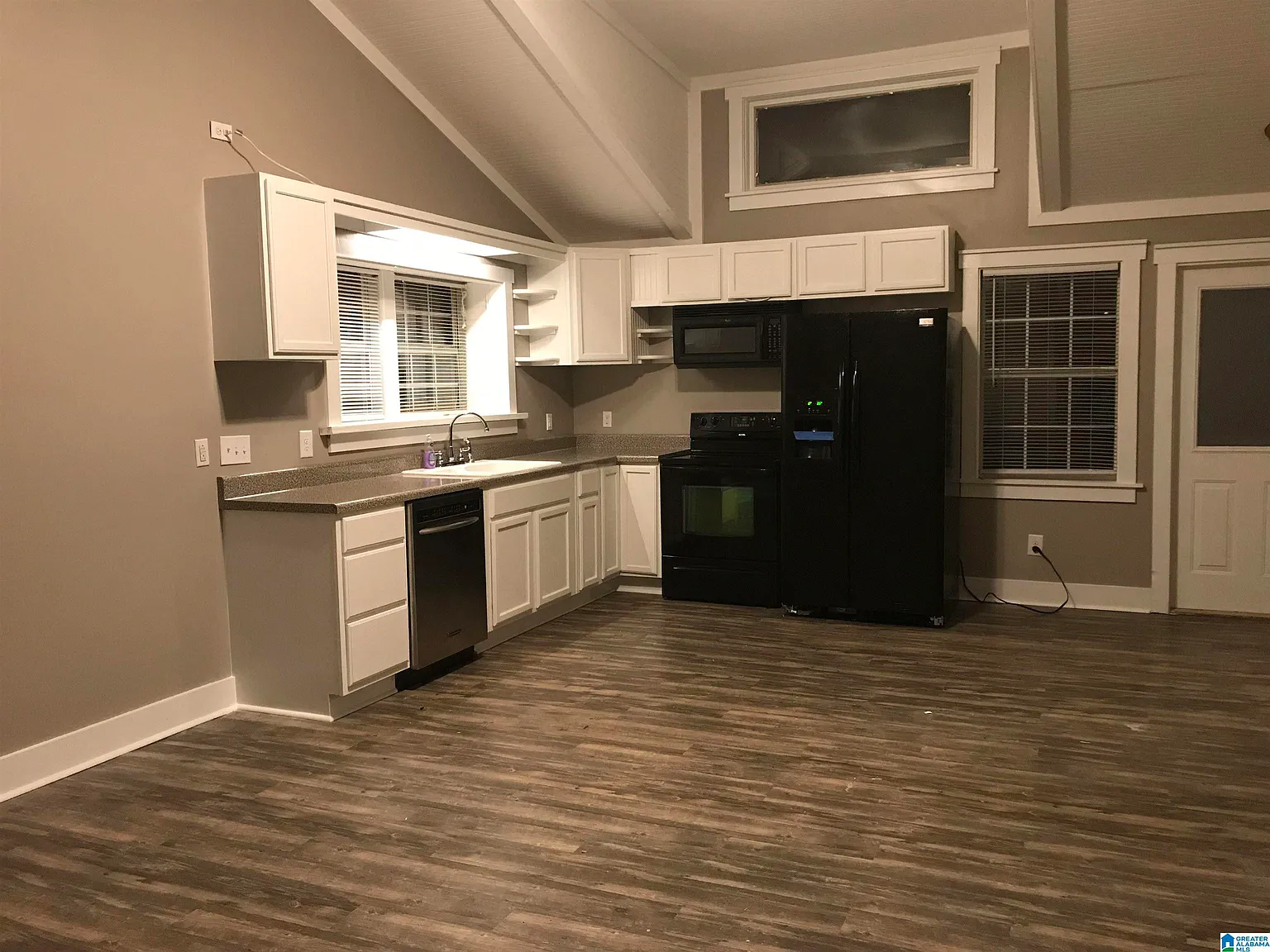 3 bed, 2.0 bath, 1140 sqft, $1,450 — Photo 2