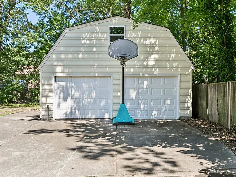 112 Leslie Dr — Photo 48