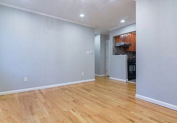 4th image of 239 Tompkins Ave #3