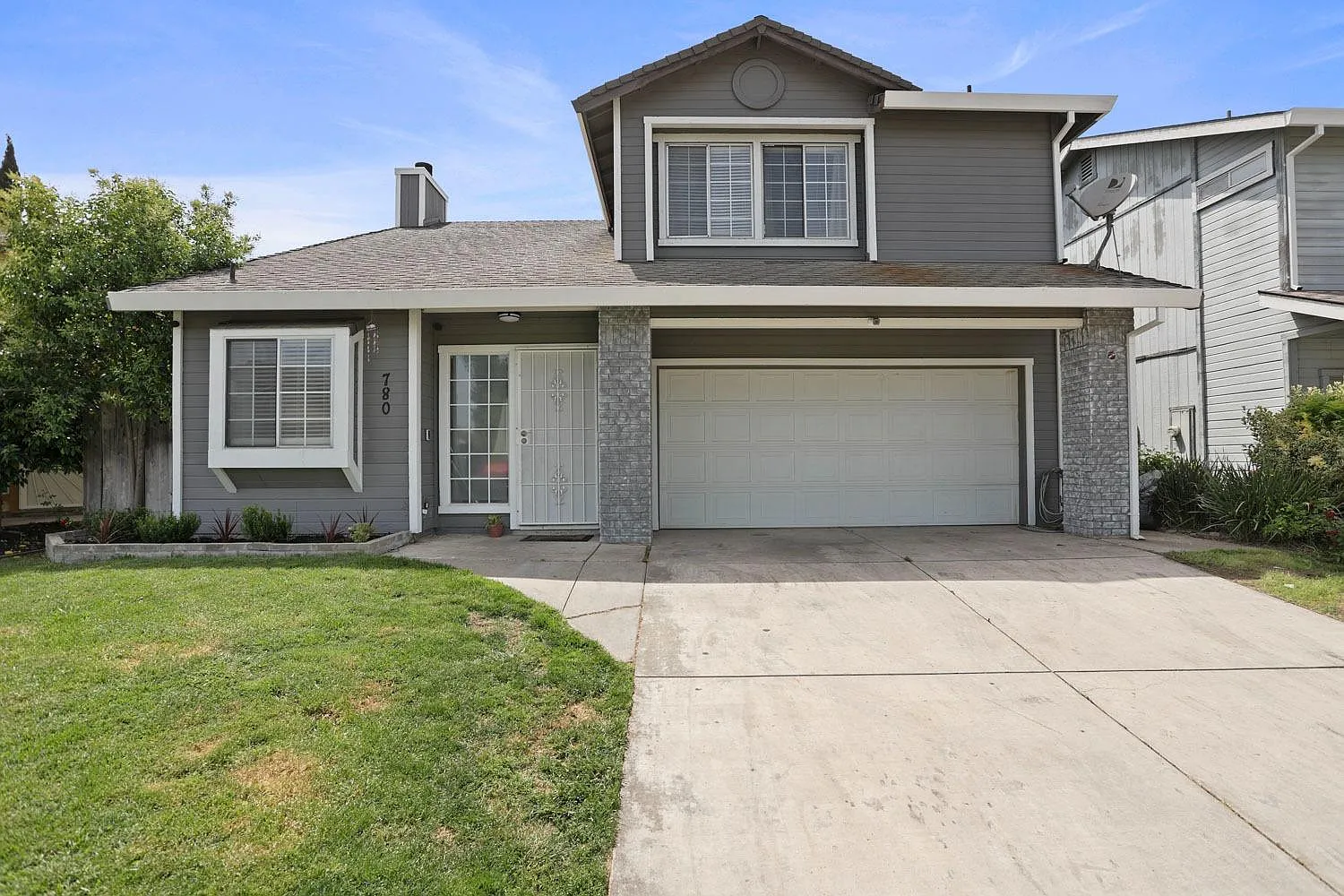780 Lyonia Dr photo 1