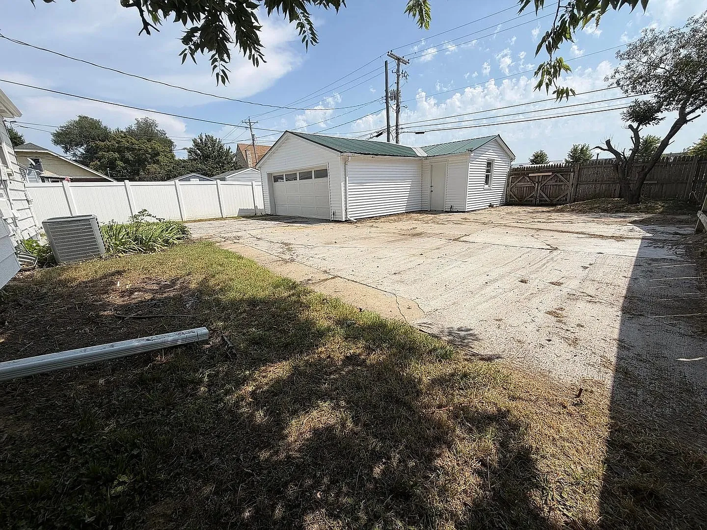 Updated 3-Bedroom Home with Oversized 2-Car Garage for Rent — Photo 4