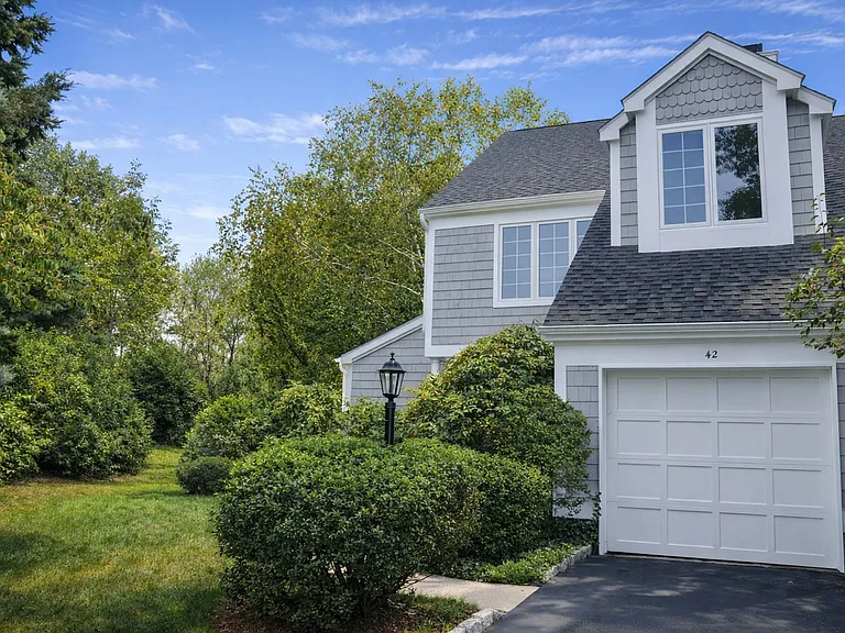 42 Clarewood Dr — Photo 2