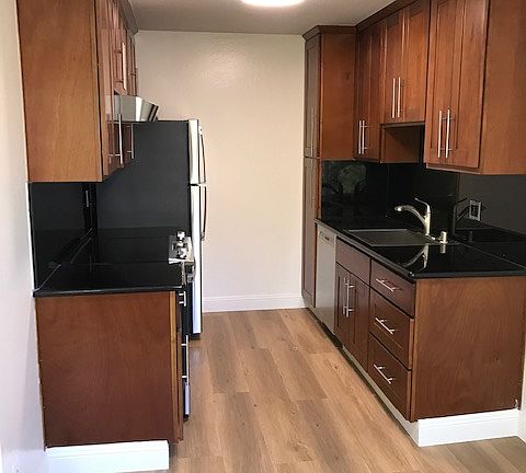 Center view of the kitchen