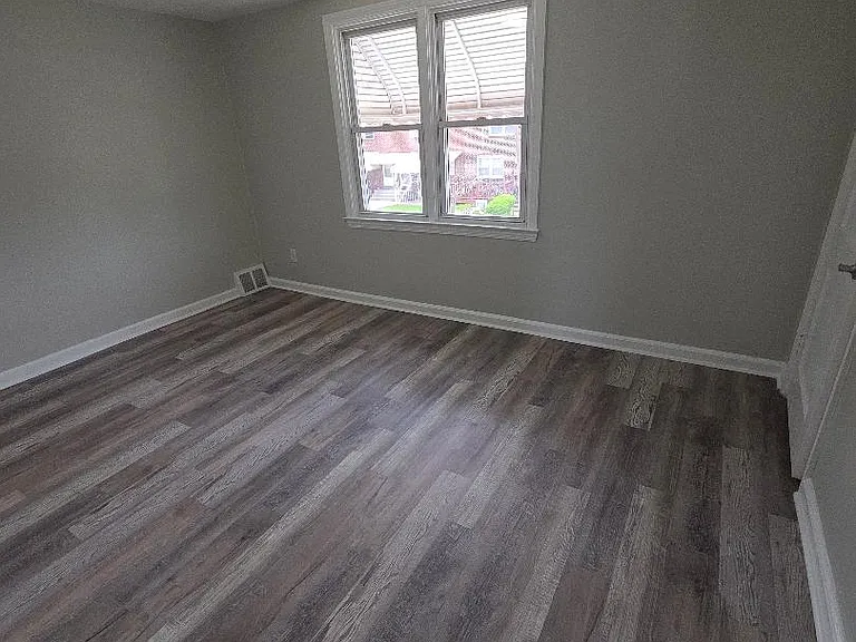 1206 Lawrence Ave — Photo 4