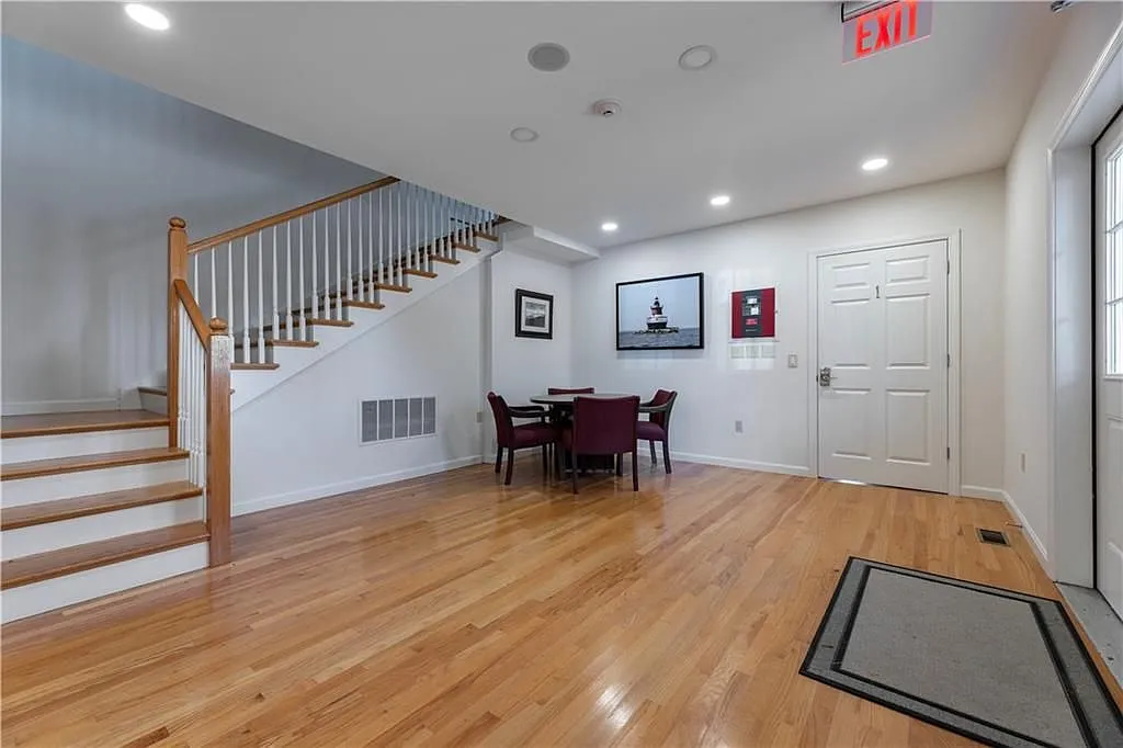 3 bed, 2.0 bath, 2150 sqft, $4,500 — Photo 3