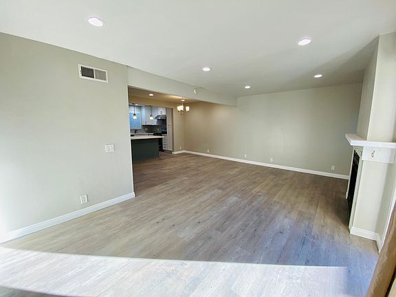 Spacious living room photo 1