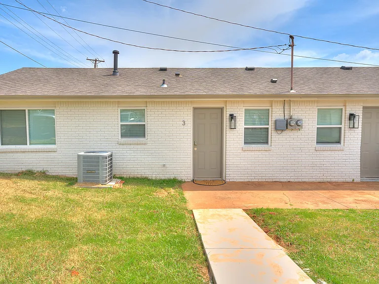 1009 E Main St — Photo 20