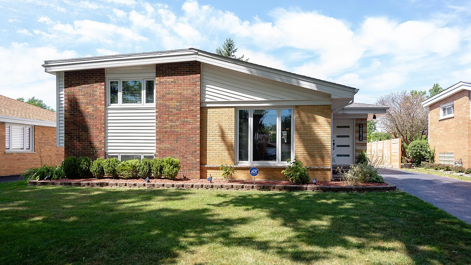 10838 Hastings St photo 1