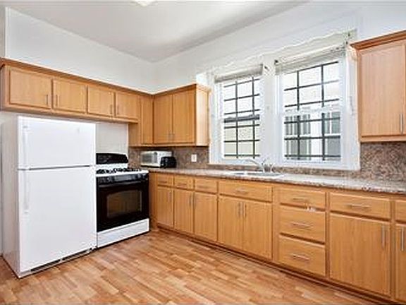 5th image of 2522 Avenue House