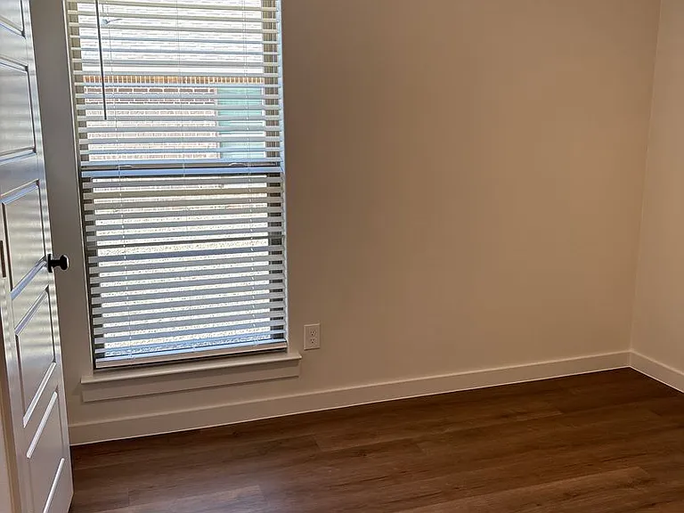 2147 Langford Ave — Photo 6