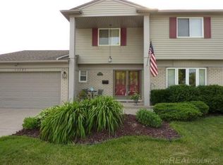 33289 Chatsworth Dr, Sterling Heights, MI 48312