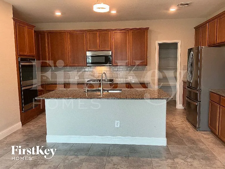2501 Walker Ave — Photo 3