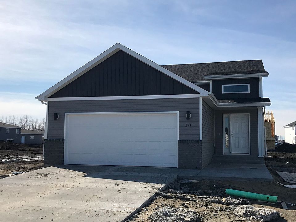 1st image of 821 Cathy Dr W