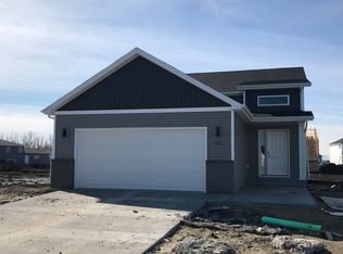 821 Cathy Dr W, West Fargo, ND