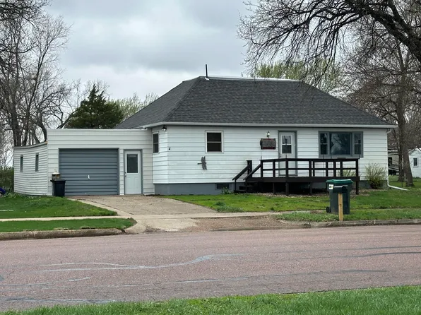 303 N 2nd Ave, Woonsocket, SD 57385