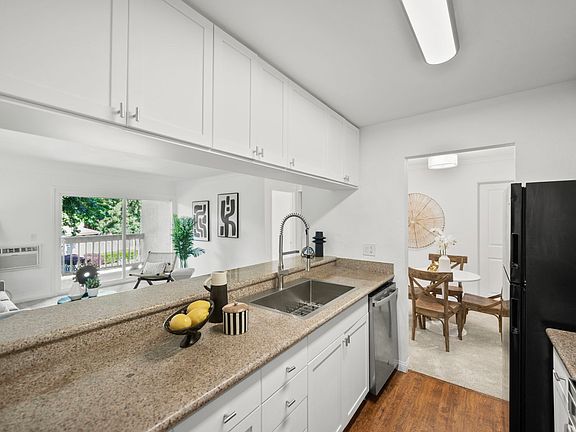 3rd image of 1085 Murrieta Blvd