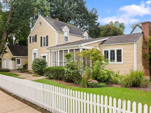 345 E Russell St, Barrington, IL 60010