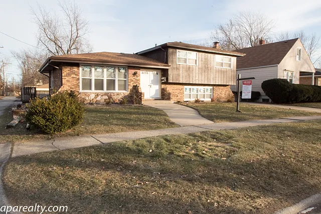 14613 Lakeside Ave photo 1